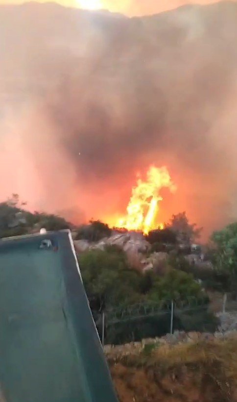 Gazipaşa’daki Orman Yangınında Gözetleme Kulesindeki Personelin Zor Anları Kamerada