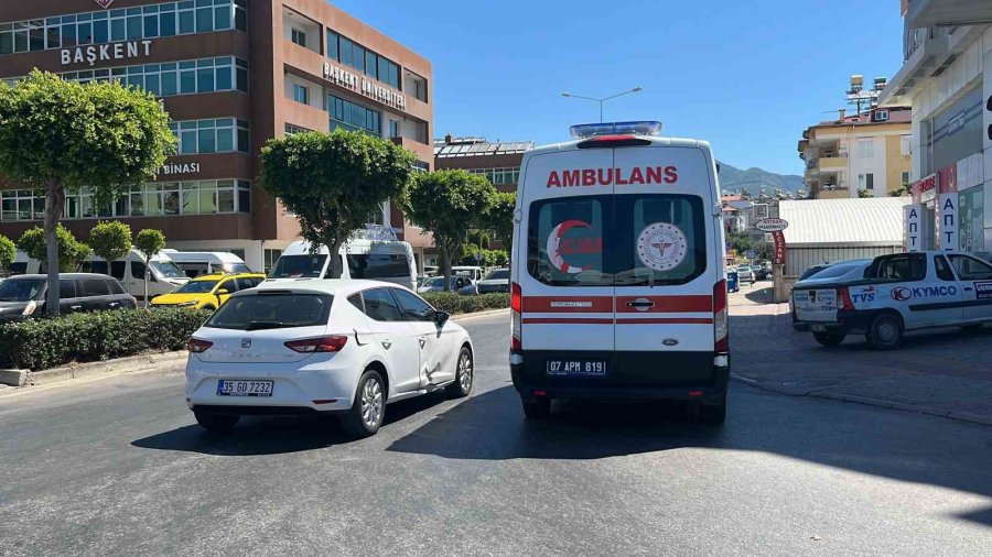 Alanya’da Motosiklet İle Otomobil Çarpıştı: 1 Yaralı