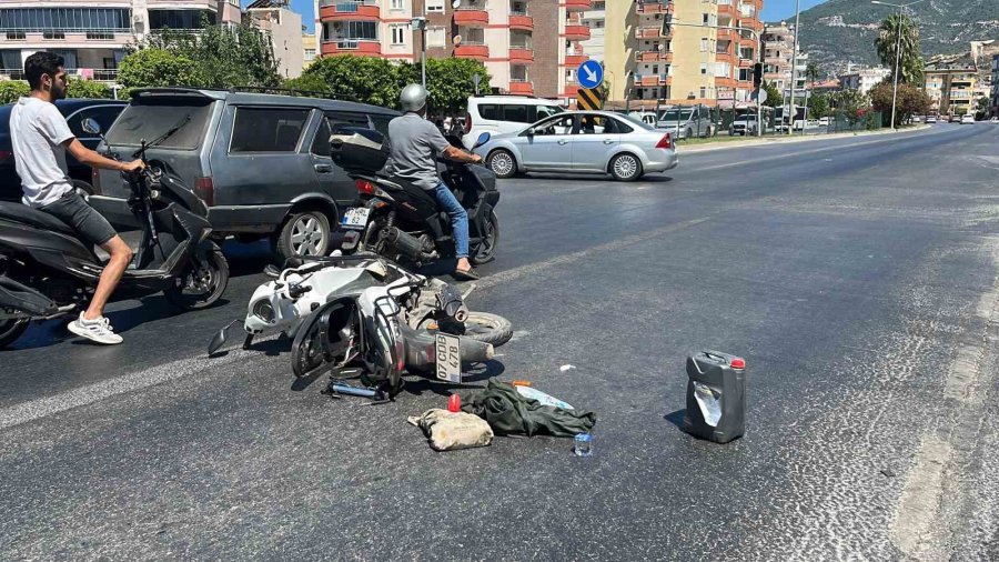 Alanya’da Motosiklet İle Otomobil Çarpıştı: 1 Yaralı