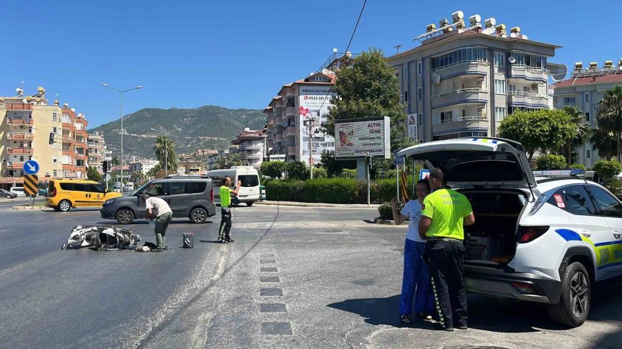 Alanya’da Motosiklet İle Otomobil Çarpıştı: 1 Yaralı