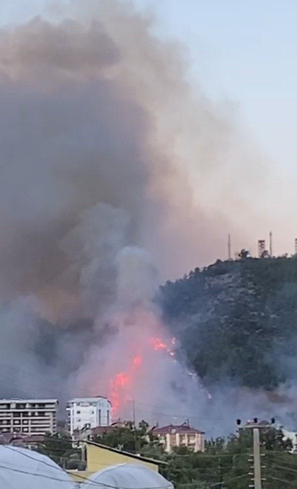 Gazipaşa’daki Orman Yangınında Gözetleme Kulesindeki Personelin Zor Anları Kamerada
