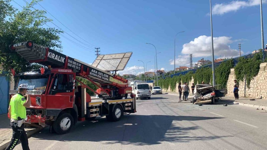 Karaman’da Önce Solladığı Kamyonete Sonra Da Aydınlatma Direğine Çarpan Aracın Sürücüsü Yaralandı