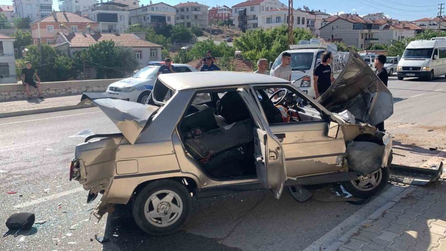 Karaman’da Önce Solladığı Kamyonete Sonra Da Aydınlatma Direğine Çarpan Aracın Sürücüsü Yaralandı