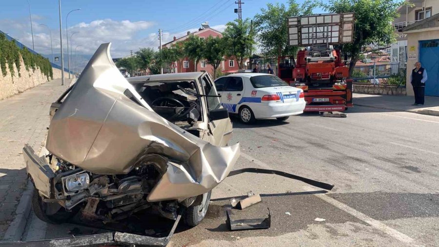 Karaman’da Önce Solladığı Kamyonete Sonra Da Aydınlatma Direğine Çarpan Aracın Sürücüsü Yaralandı