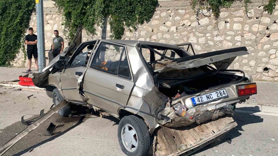 Karaman’da Önce Solladığı Kamyonete Sonra Da Aydınlatma Direğine Çarpan Aracın Sürücüsü Yaralandı
