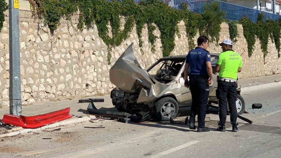 Karaman’da Önce Solladığı Kamyonete Sonra Da Aydınlatma Direğine Çarpan Aracın Sürücüsü Yaralandı