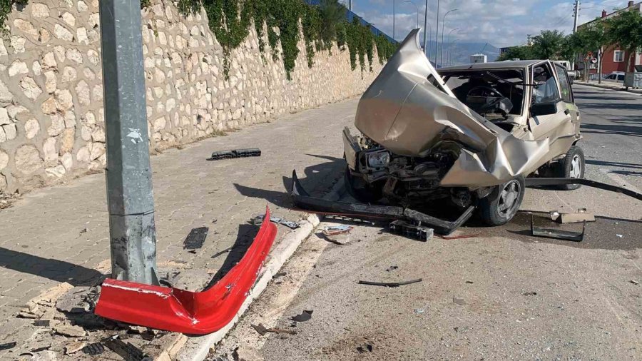 Karaman’da Önce Solladığı Kamyonete Sonra Da Aydınlatma Direğine Çarpan Aracın Sürücüsü Yaralandı