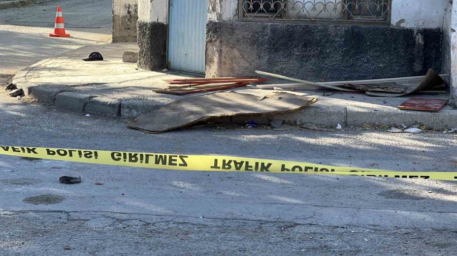 Kaldırımdan Uzanan Ahşap Plakaya Takılan Motosiklet Duvara Çarptı: Sürücü Ağır Yaralandı