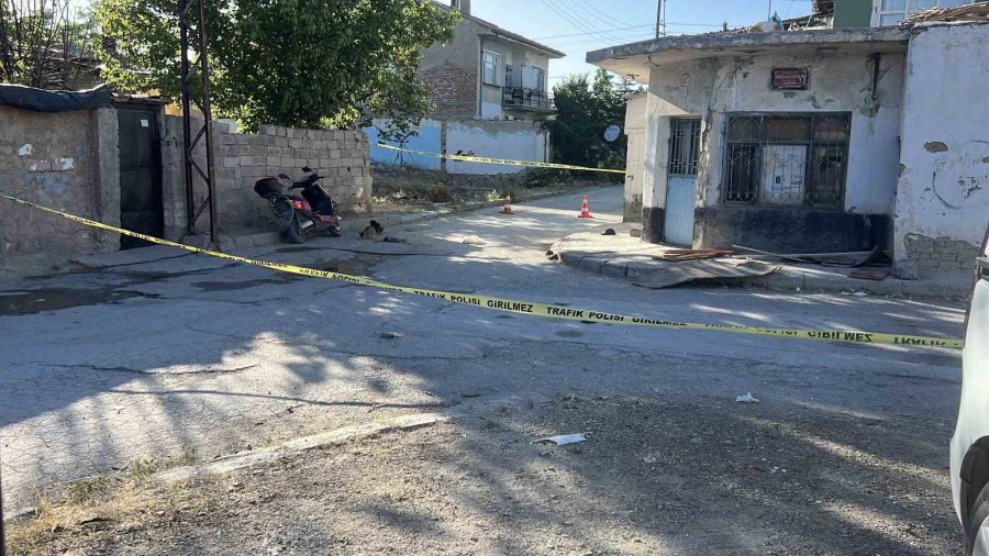 Kaldırımdan Uzanan Ahşap Plakaya Takılan Motosiklet Duvara Çarptı: Sürücü Ağır Yaralandı