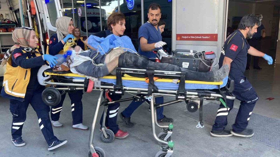 Kaldırımdan Uzanan Ahşap Plakaya Takılan Motosiklet Duvara Çarptı: Sürücü Ağır Yaralandı