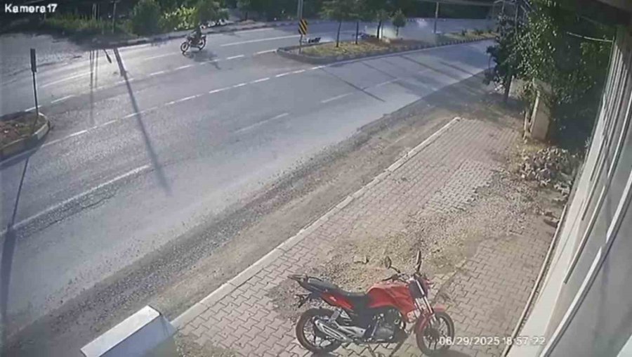 Devrilen Motosikletten Düşerek Metrelerce Sürüklendi