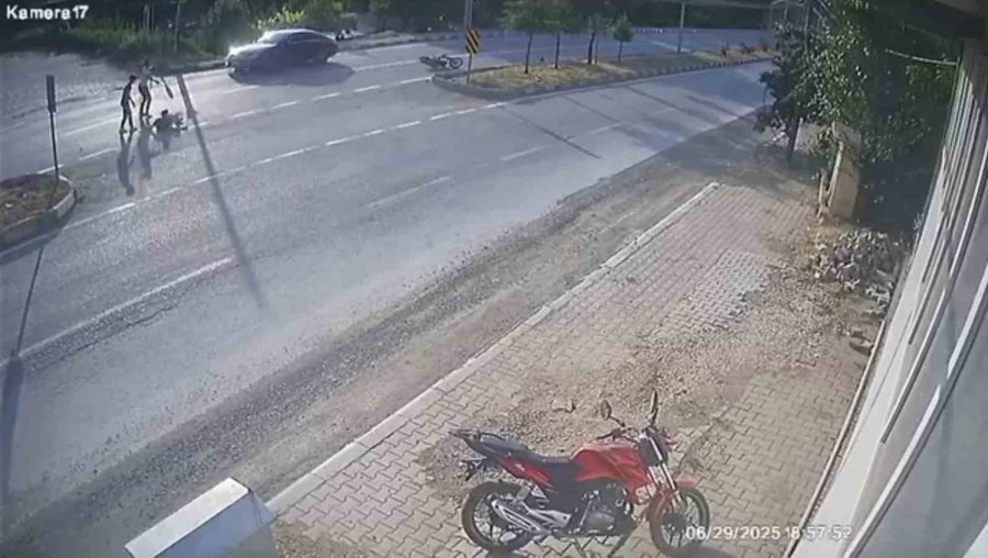 Devrilen Motosikletten Düşerek Metrelerce Sürüklendi