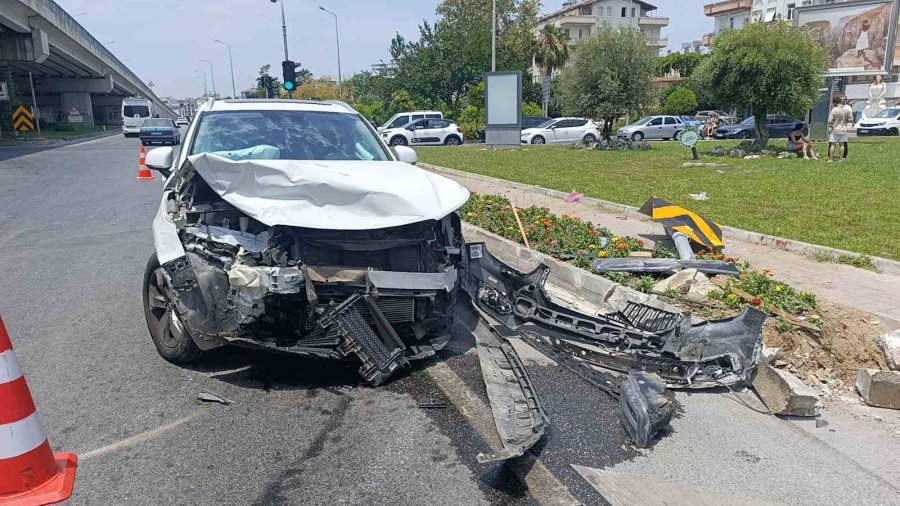 Hurdaya Dönen Lüks Araçlardan Burunları Bile Kanamadan Çıktılar
