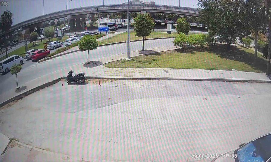 Hurdaya Dönen Lüks Araçlardan Burunları Bile Kanamadan Çıktılar