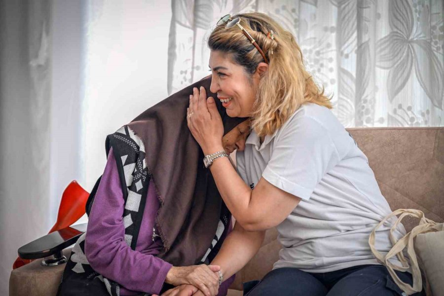 Mersin Büyükşehir Belediyesi, Yaşlı Vatandaşlara ’evlat Sevgisi’ İle Destek Oluyor