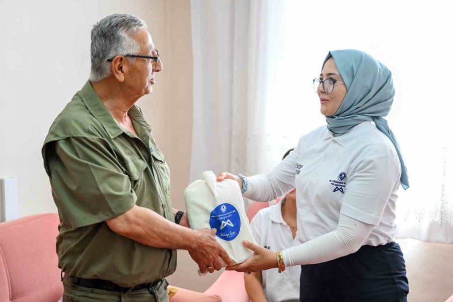 Mersin Büyükşehir Belediyesi, Yaşlı Vatandaşlara ’evlat Sevgisi’ İle Destek Oluyor