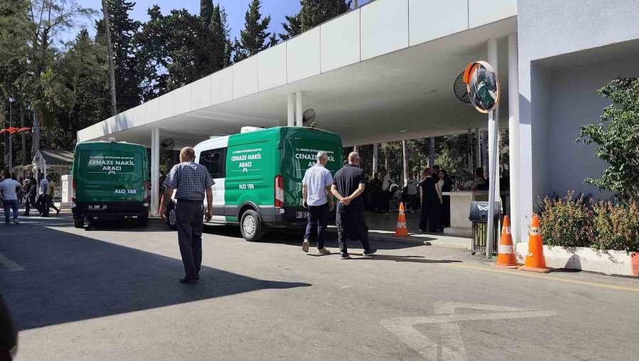 Oto Yıkamacıda Ölen 4 Gençten 2’sinin Cenazeleri Toprağa Verildi