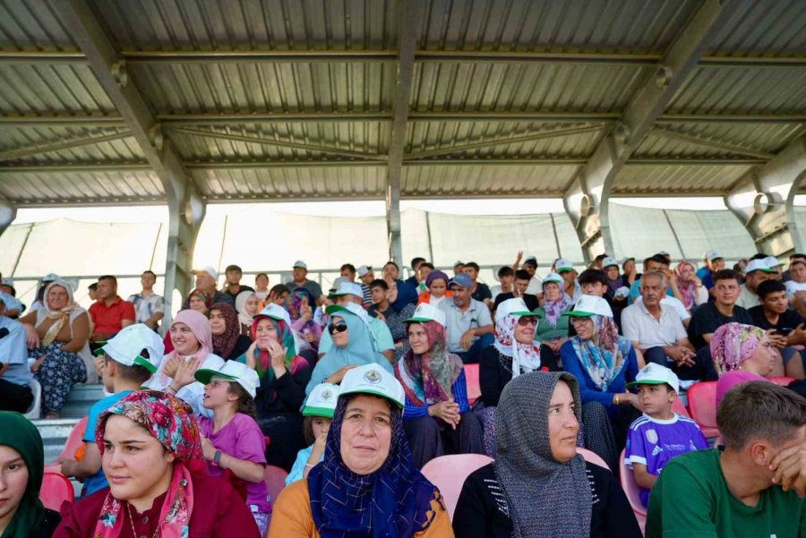 Eşler, Çocuklar Sahada Kadınlar Tribünde