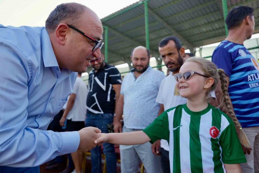 Eşler, Çocuklar Sahada Kadınlar Tribünde