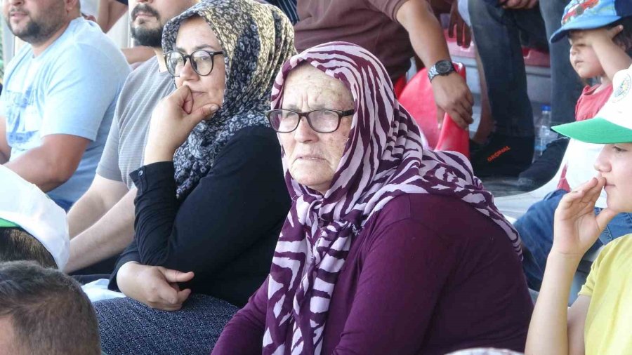 Eşler, Çocuklar Sahada Kadınlar Tribünde