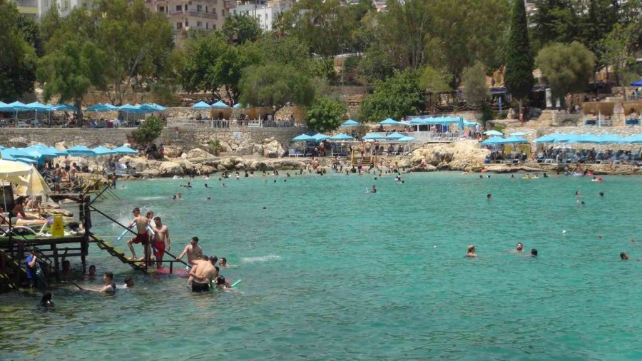 Tatlı Ve Tuzlu Suyun Birleştiği Doğal Havuz ’yapraklı Koy’