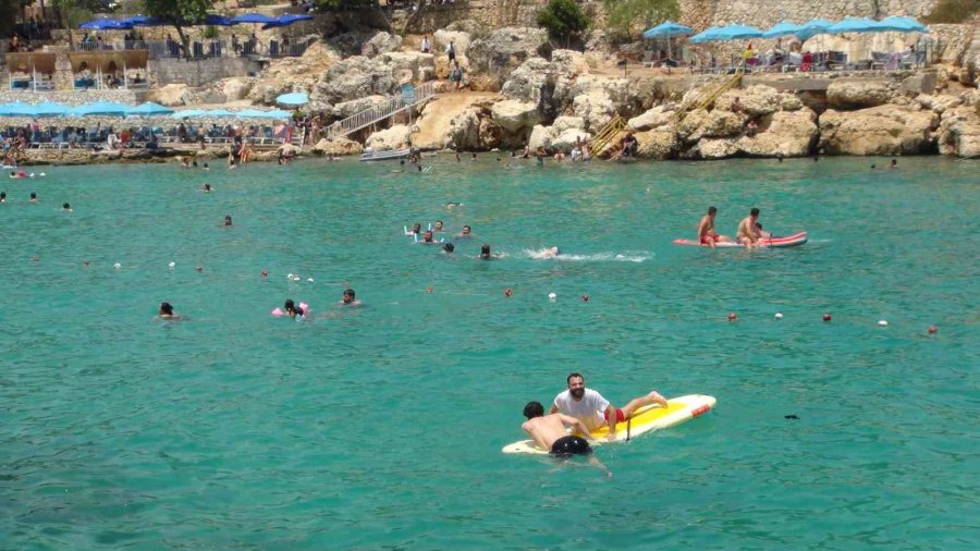 Tatlı Ve Tuzlu Suyun Birleştiği Doğal Havuz ’yapraklı Koy’