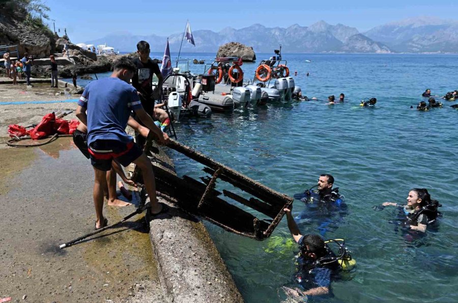 Muratpaşa’nın Mavi Bayrakları Plajlara Çekildi