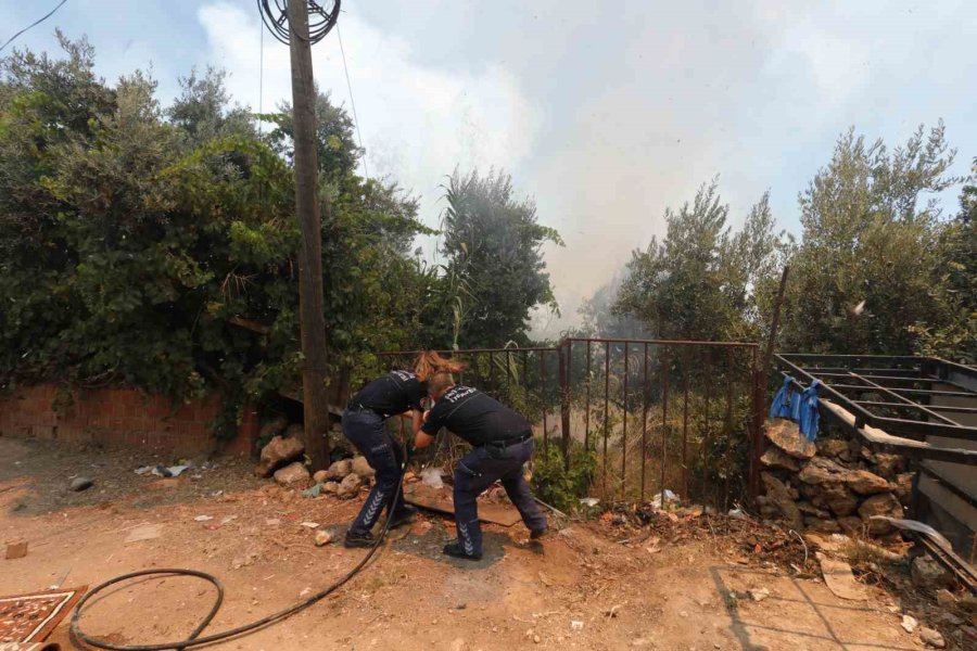 Farklı Noktalarda Çıkan Otluk Ve Ağaçlık Yangını Evlere Birkaç Metre Kala Söndürüldü