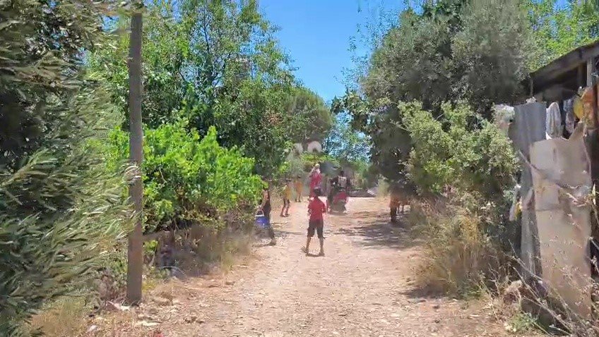 Farklı Noktalarda Çıkan Otluk Ve Ağaçlık Yangını Evlere Birkaç Metre Kala Söndürüldü