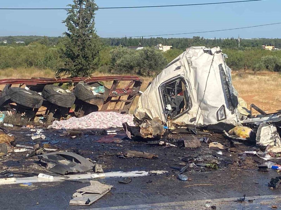 Antalya’da İki Tır Çarpıştı: 1 Ölü, 1 Yaralı