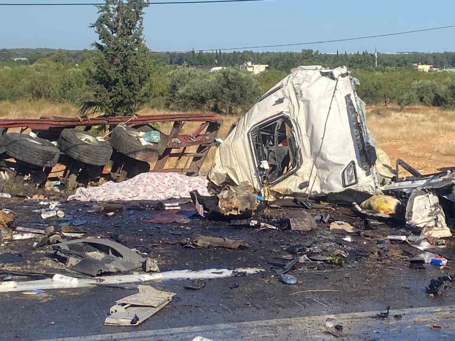 Antalya’da İki Tır Çarpıştı: 1 Ölü, 1 Yaralı
