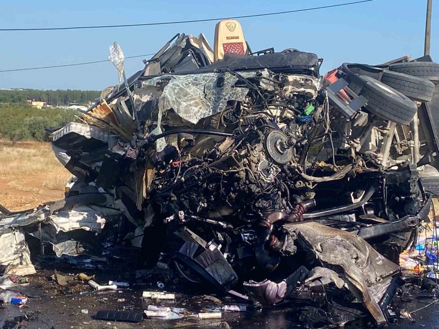 Antalya’da İki Tır Çarpıştı: 1 Ölü, 1 Yaralı