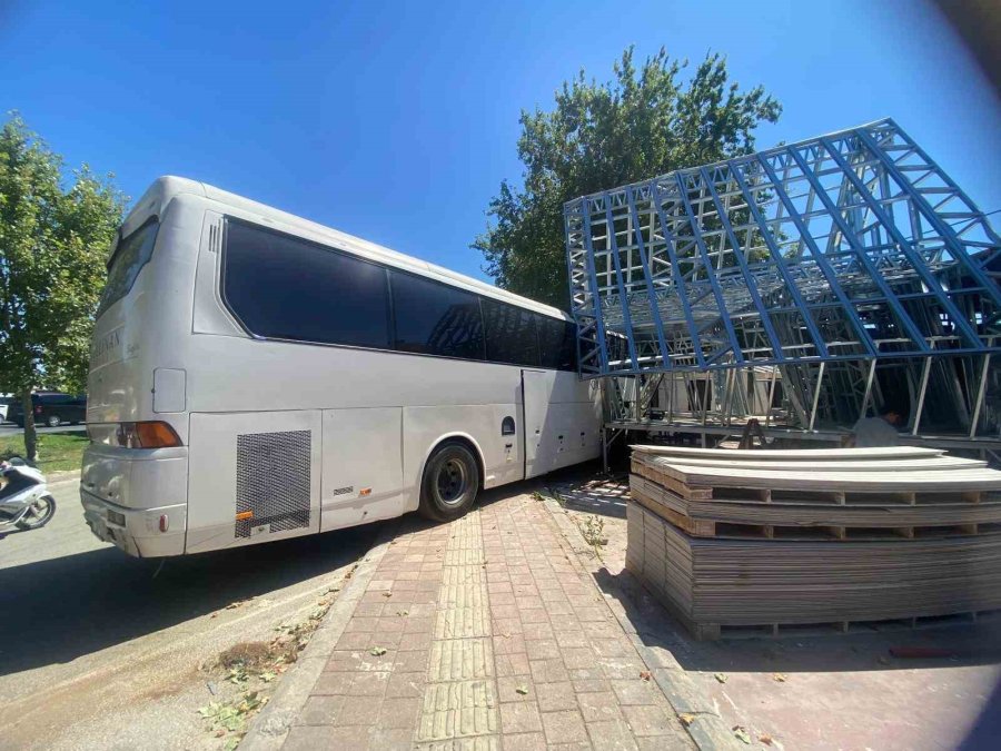 Otel Servis Otobüsü, Midibüs Ve Kamyonun Karıştığı Kazada 21 Kişi Yaralandı