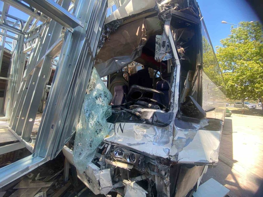 Otel Servis Otobüsü, Midibüs Ve Kamyonun Karıştığı Kazada 21 Kişi Yaralandı