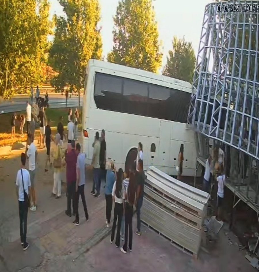 Otel Servis Otobüsü, Midibüs Ve Kamyonun Karıştığı Kazada 21 Kişi Yaralandı