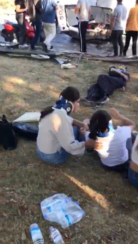 Otel Servis Otobüsü, Midibüs Ve Kamyonun Karıştığı Kazada 21 Kişi Yaralandı