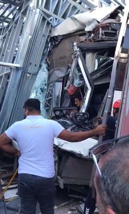 Otel Servis Otobüsü, Midibüs Ve Kamyonun Karıştığı Kazada 21 Kişi Yaralandı