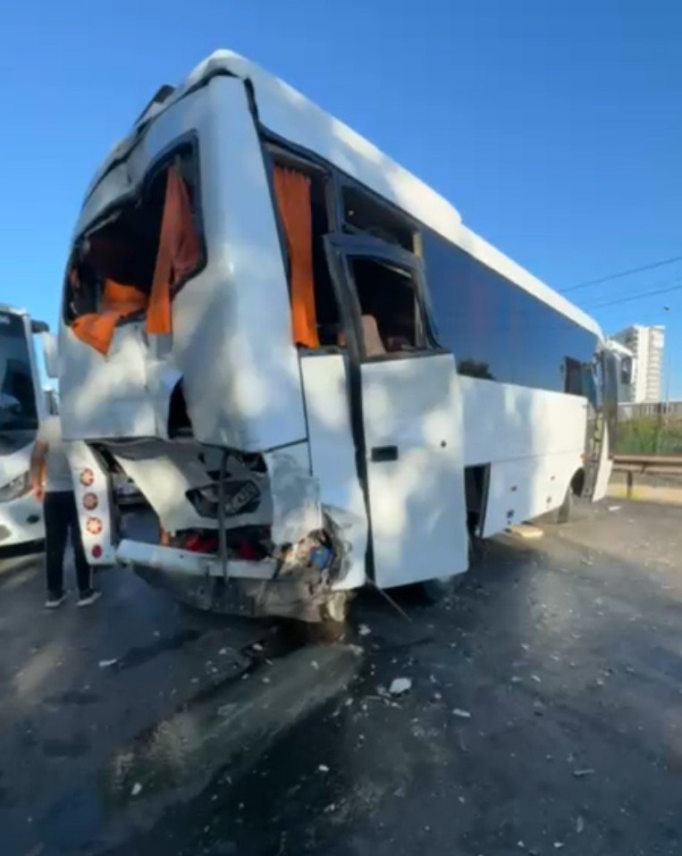 Otel Servis Otobüsü, Midibüs Ve Kamyonun Karıştığı Kazada 21 Kişi Yaralandı