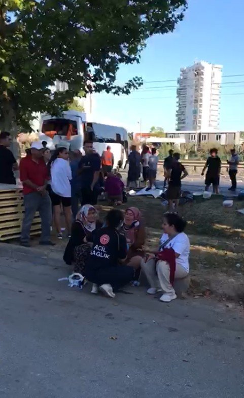 Otel Servis Otobüsü, Midibüs Ve Kamyonun Karıştığı Kazada 21 Kişi Yaralandı