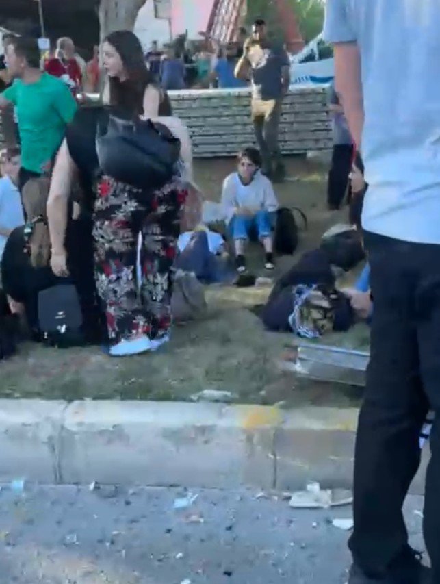 Otel Servis Otobüsü, Midibüs Ve Kamyonun Karıştığı Kazada 21 Kişi Yaralandı