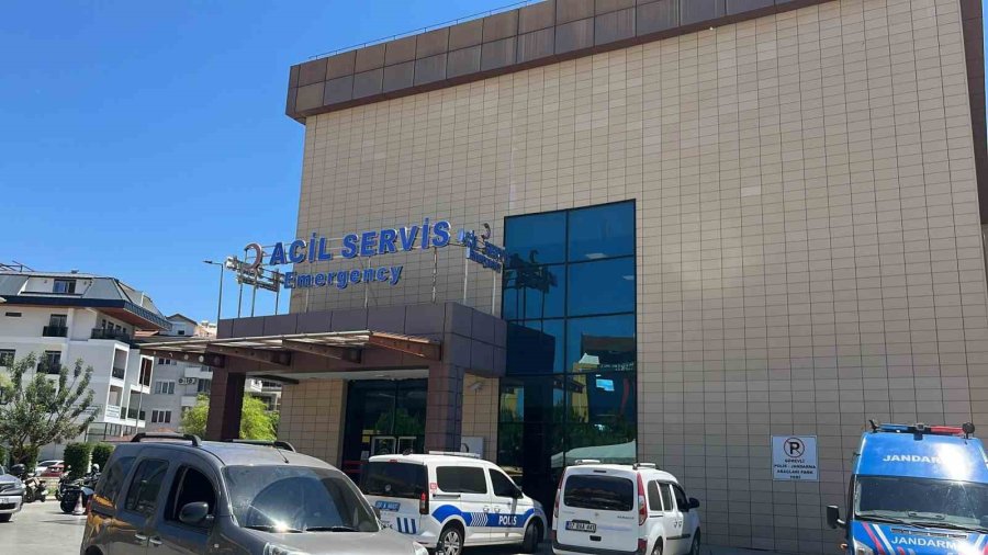 Birlikte Yaşadığı Eski Eşini Bıçakla Yaraladı