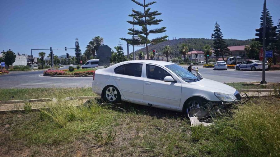 Refüje Çıkan Otomobildeki 3 Kişi Yaralandı