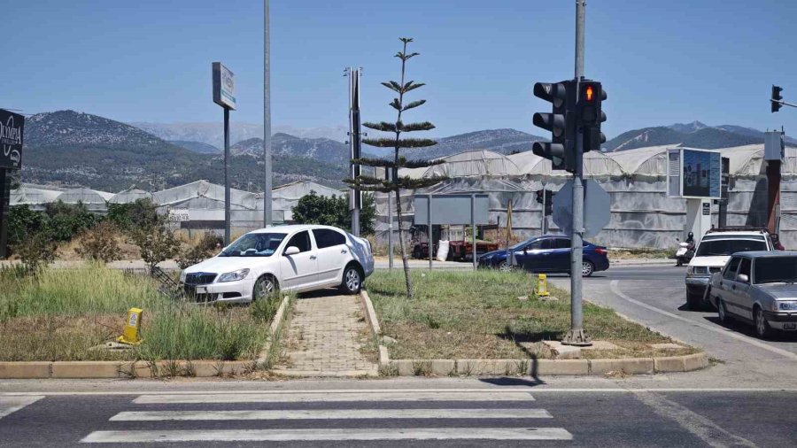 Refüje Çıkan Otomobildeki 3 Kişi Yaralandı