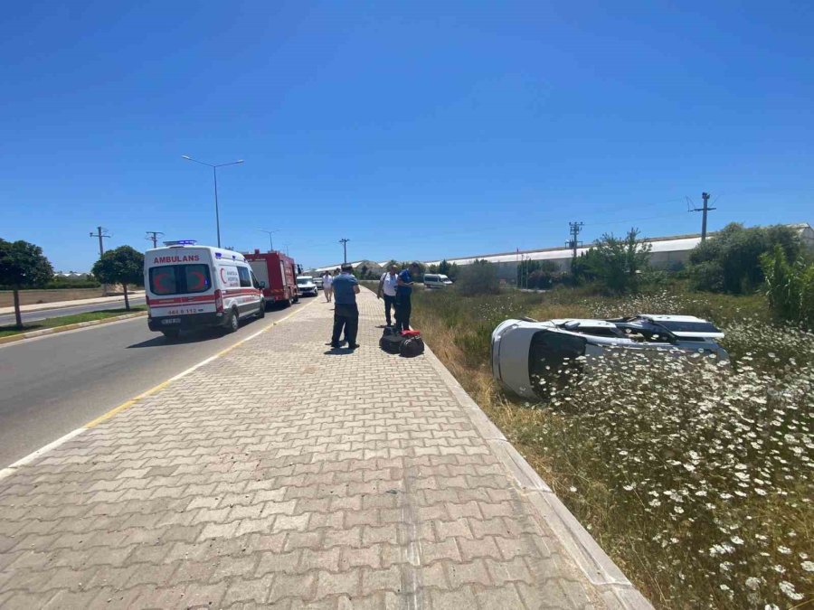 Antalya’da Hafif Ticari Araç Şarampole Yuvarlandı: 1 Yaralı