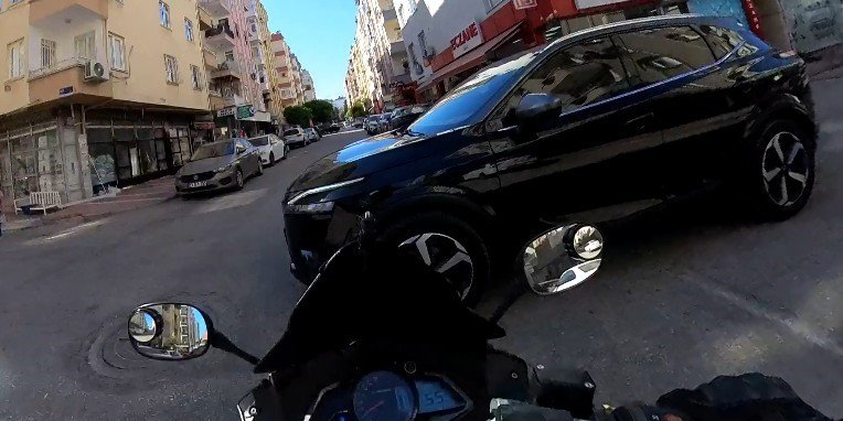 Otomobille Çarpışan Motosikletli Ölümden Döndü