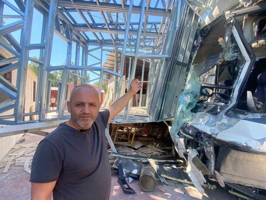 Otel Servis Otobüsü, Midibüs Ve Kamyonun Karıştığı Kazada 21 Kişi Yaralandı