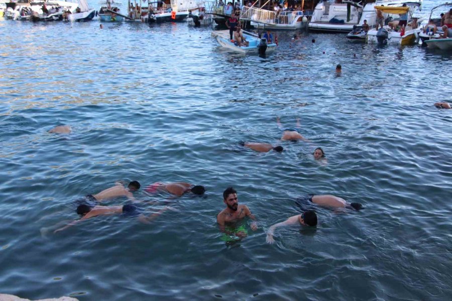 10 Bin Lira Ödül İçin Yağlı Direğe Tırmanan Yarışmacılar Hastanelik Oldu