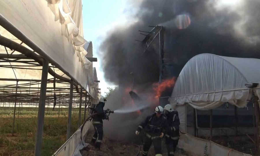 Mobilya Atölyesi Yangınında Faciadan Dönüldü: Duvar Çöktü, İtfaiye Erleri Son Anda Kurtuldu