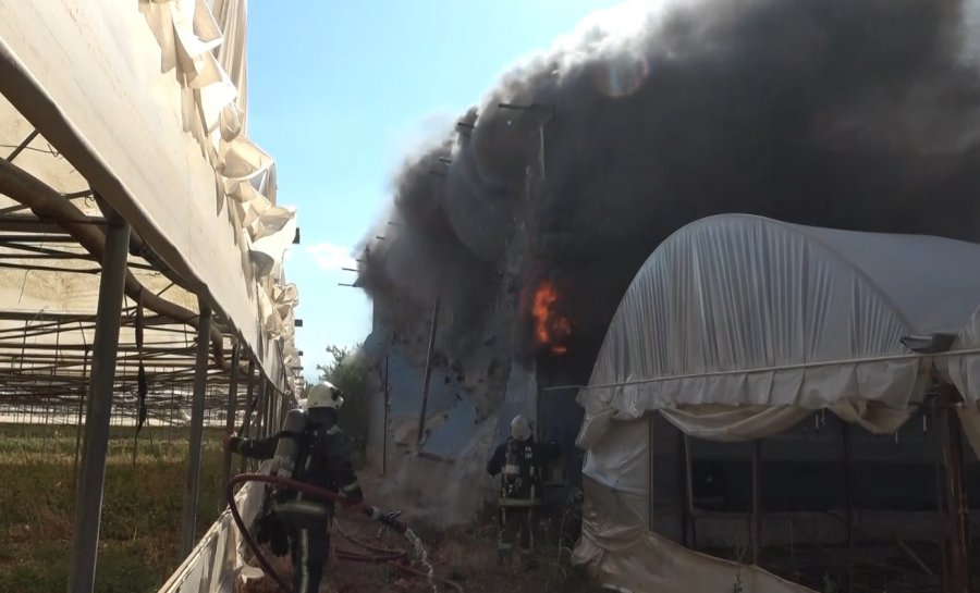 Mobilya Atölyesi Yangınında Faciadan Dönüldü: Duvar Çöktü, İtfaiye Erleri Son Anda Kurtuldu