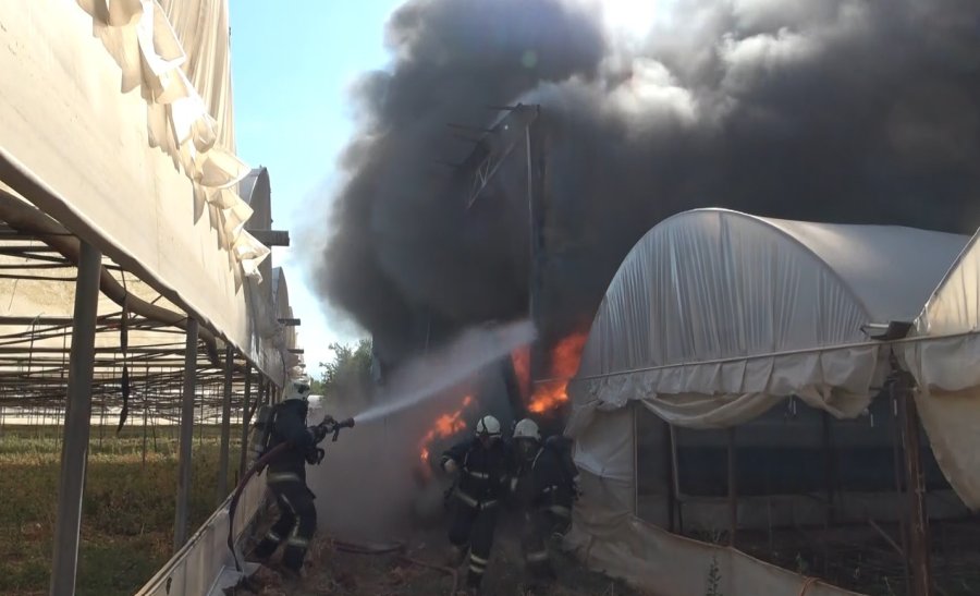 Mobilya Atölyesi Yangınında Faciadan Dönüldü: Duvar Çöktü, İtfaiye Erleri Son Anda Kurtuldu